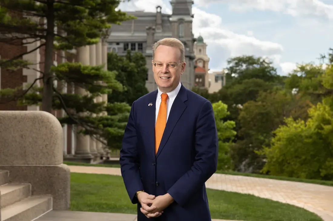 Photo of Chancellor Kent Syverud on campus.